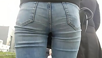 Des Filles En Jeans Montrent Leurs Atouts En Public