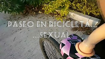 Un Paseo En Bicicleta Caliente Con Un Toque Kinky