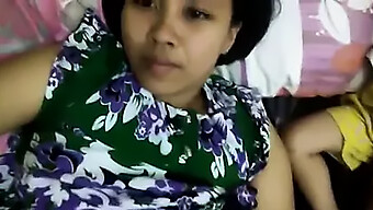 Wanita Asia Cantik Menikmati Sesi Pijat Sensual